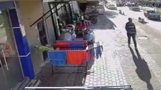 Otomobilin çarptığı motosikletli ayaklarının dibine düştü, vurdumduymazlığıyla pes dedirtti