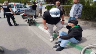 Otomobille çarpışan motokurye yaralandı