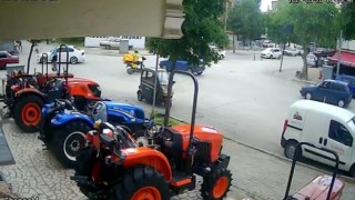 Otomobille çarpışan motosikletli kurye yaralandı