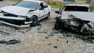 Otomobillerin kafa kafaya çarpıştığı kazada 3 kişi yaralandı
