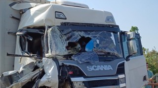Otoyolda tanker ile tır çarpıştı: 2si çocuk 5 kişi yaralı