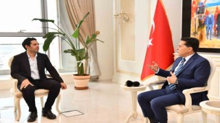 Oyuncu Mert Fırat Esenyurt Belediye Başkanı Özeri makamında ziyaret etti