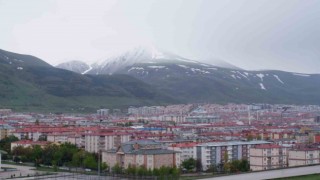 Palandökenin zirvesi beyaza büründü