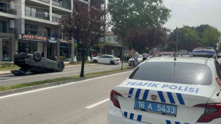 Park halindeki otomobile çarptı, takla attı