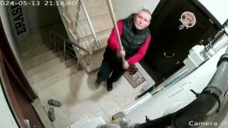Pendikte kardeşiyle anlaşmazlık yaşadı, aile apartmanında kameraları kırdı