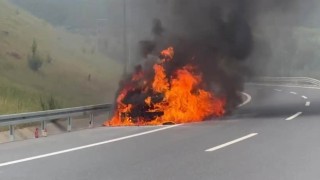 Pendikte minibüs alev alev yandı, o anlar kamerada