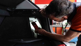 Pes dedirten görüntü; otomobilin airbaginden sünger çıktı