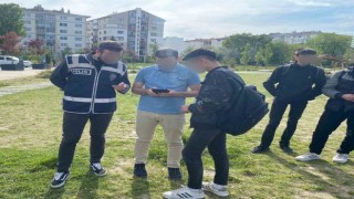 Polis ekipleri parklarda 33 şüpheliyi sorguladı