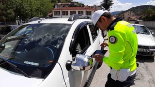 Polis ekipleri sürücüleri tek tek uyardı