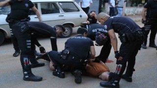 Polis ekiplerine bıçakla saldıran şahıs bacağından vurularak etkisiz hale getirildi