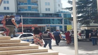 Polis memurunun dikkatinden kaçmayan 3 kadın şüpheli suçüstü yakalandı
