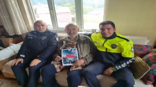 Polis trafik kuralları konusunda vatandaşları bilgilendiriyor