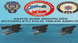 Polisin durdurduğu araçta 3 ruhsatsız tabanca ele geçirildi