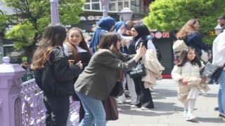 Porsuk Çayındaki köprüde fotoğraf çekenler yoğunluk oluşturdu