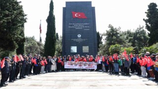 Protokol ve öğrenciler şehitlikte: “Şehitler tepesi boş değil”