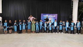Radikal Eğitim Kurumu ortaokul öğrencileri mezuniyet gecesinde kep fırlattı