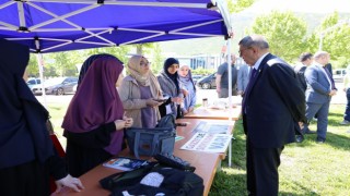 Rektör Kutluhan PAÜde kurulan Filistine destek çadırlarını ziyaret etti