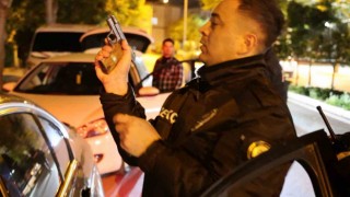 Ruhsatsız tabanca ile yakalandı, kelepçe takılınca gülerek polis aracına gitti