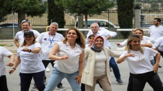 Sağlık çalışanları hastane bahçesinde spor yaptı