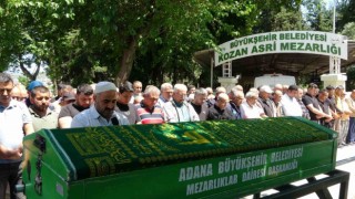 Sağlık çalışanlarına kürekle saldıran genç ölen babasının cenazesine katıldı