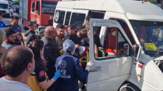 Sakaryada otomobil ile minibüs kafa kafaya çarpıştı: 4 yaralı