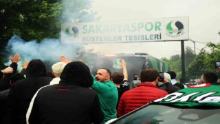 Sakaryasporlu taraftarlar, takımı derbiye meşale ve tezahüratlarla uğurladı
