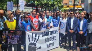 Saldırıya uğrayan öğretmen için kalem kırdılar
