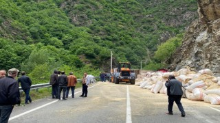 Saman yüklü tır devrildi: 1 yaralı