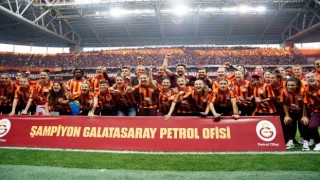 Şampiyon Galatasaray Kadın Futbol Takımı, RAMS Parkta taraftarlarla buluştu