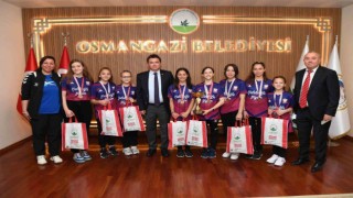 Şampiyon öğrencilerden Başkan Aydına ziyaret