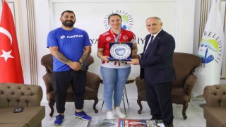 Şampiyon sporcudan Başkan Öztürke ziyaret