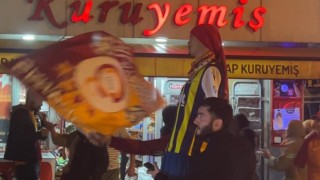Şampiyonluk kutlamalarında rakip taraftarlar karşılıklı oynadı