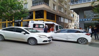 Samsunda iki otomobil çarpıştı: 3 yaralı