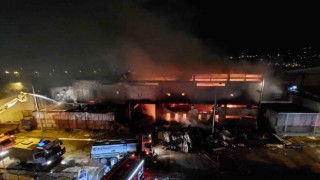 Samsunda yatak ve koltuk fabrikasındaki yangın sürüyor: Vali Tavlı ve Başkan Doğan olay yerinde
