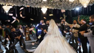 Şanlıurfada aşiret düğününde takılar valizlerle taşındı