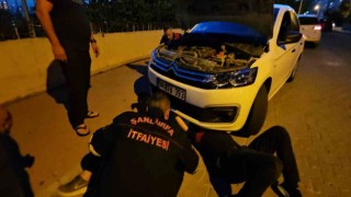 Şanlıurfada otomobilin motor kısmına sıkışan kedi operasyonla kurtarıldı