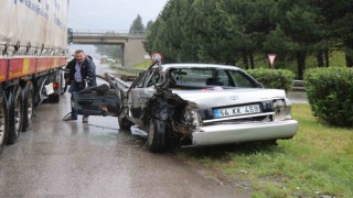 Sapağı kaçıran otomobil geri gelirken faciaya yol açıyordu: 2 yaralı