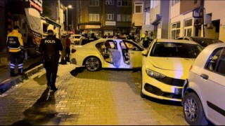 Sarıyerde uygulamadan kaçan otomobil sürücüsü, park halindeki araçlara çarptı: 2 yaralı