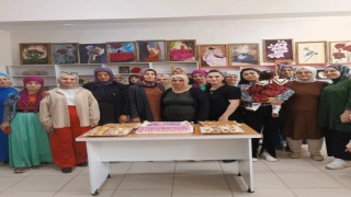 Şehit annesinin Anneler Gününü pasta keserek kutladılar