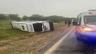 Sera işçisi kadınları taşıyan minibüs devrildi: 14 yaralı