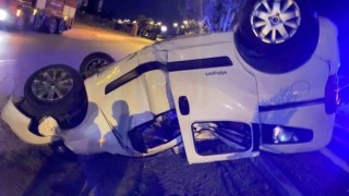 Serikte refüje çarpan ticari araç takla attı: 1 yaralı