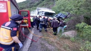 Şerit ihlali yapan kamyon 2 aracı biçti, anne ve oğlu can verdi