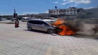 Seyir halindeki araç alevlere teslim oldu