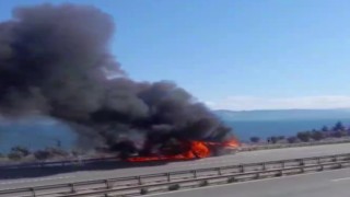 Seyir halindeki kamyonetin lastiği patlayarak alev aldı, araçtan geriye iskeleti kaldı