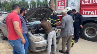 Seyir halindeki otomobil alev aldı