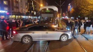 Seyir halindeki tramvay dönüş yapan otomobile çarptı