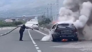 Seyir halindeyken yanan lüks araç küle döndü