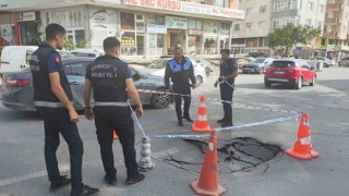 Seyir halindeyken yol çöktü, otomobil hasar aldı