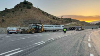 Siirtte tır devrildi: 2 kişi yaralandı, 40 küçükbaş hayvan telef oldu