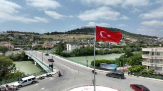 Silifkede kaldırılması tepkilere neden olan anıtın yerine Türk bayrağı konuldu